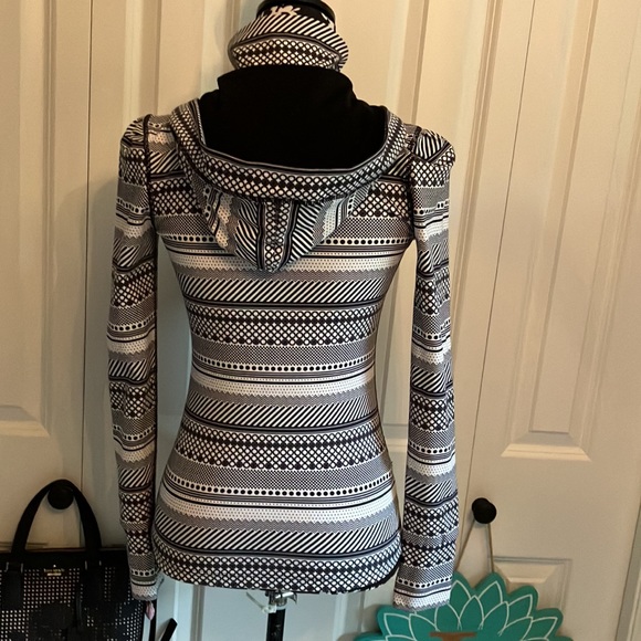 Super cute and comfy Lorna Jane hoodie with front zip and thumb holes. - Picture 6 of 15